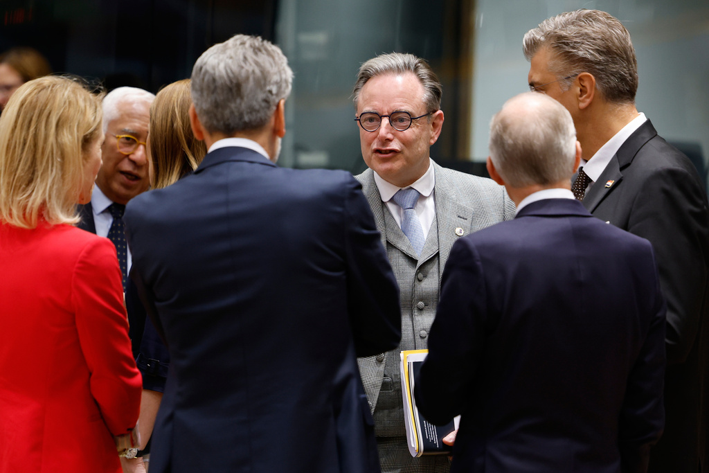 Belgium's Prime Minister Bart De Wever, center, speaks with Netherland's Prime Minister Dick Schoof, center, and Croatia's Prime Minister Andrej Plenkovic, right, during a round table meeting at an EU Summit in Brussels, Thursday, Oct. 23, 2025. (AP Photo/Geert Vanden Wijngaert)