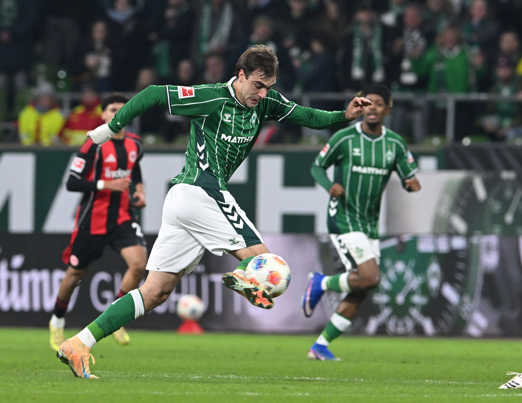 Werder Bremen's Jovan Miosevic controls the ball during the German Bundesliga soccer match between Werder Bremen and Eintracht Frankfurt, in Bremen, Germany, Friday, Jan. 16, 2026. (dpa via AP)