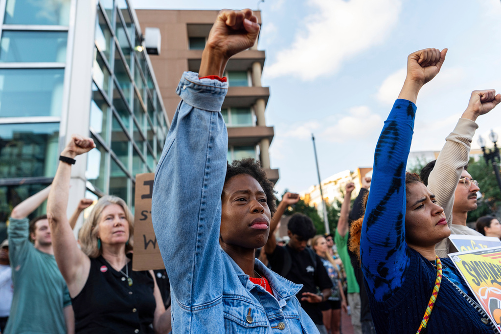 People rally against President Donald Trump's use of federal law enforcement and National Guard troops in Washington, Thursday, Aug. 21, 2025, in Washington. (AP Photo/Julia Demaree Nikhinson)