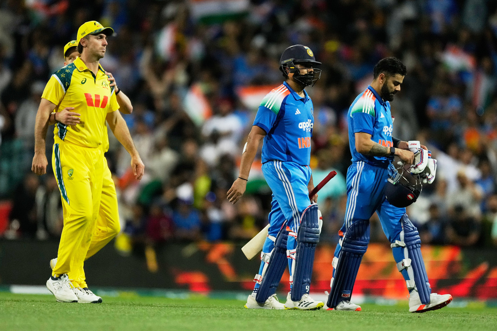 India's not out batters Virat Kohli, right, and Rohit Sharma, second right, walk off the field with Australian players after their One Day International cricket match in Sydney, Australia, Saturday, Oct. 25, 2025. (AP Photo/Rick Rycroft)