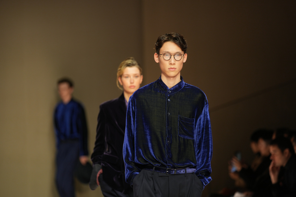 A model wears a creation as part of the Giorgio Armani Fall/Winter 2026-2027 Men's collection presented in Milan, Italy, Monday, Jan. 19, 2026. (AP Photo/Antonio Calanni)