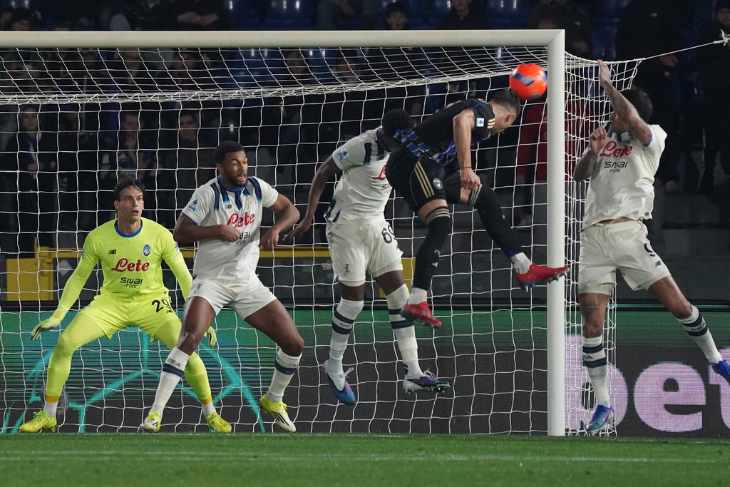 Pisa's Juan Quadrado attempts to score during the Serie A soccer match between Pisa and Atalanta in Pisa, Italy, on Friday, Jan. 16; 2026. (Alessandro La Rocca/LaPresse via AP)