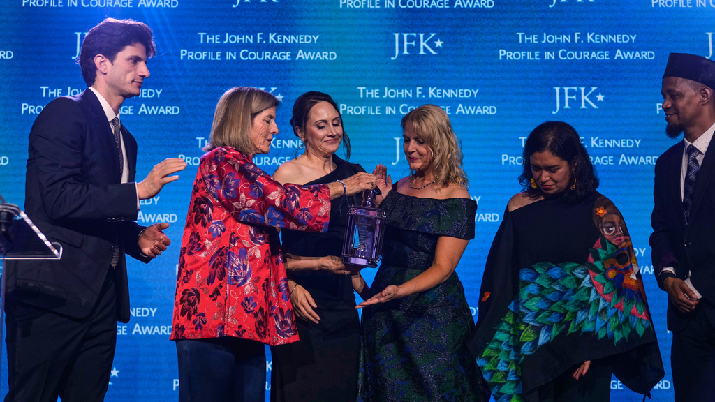 Former ambassador Caroline Kennedy, second from left, and her son Jack Schlossberg, left, present Natalie Ehret, Zena Stenvik, Carolina Ortiz and Imam Yusuf Abdulle (from left) the Profile in Courage Award during a ceremony at the John F. Kennedy Presidential Library, Sunday, May 31, 2026, in Boston. (AP Photo/Charles Krupa)