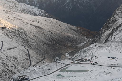 A view of the venue of an alpine ski, women's World Cup giant slalom, in Soelden, Austria, Saturday, Oct. 25, 2025. (AP Photo/Alessandro Trovati) A view of the venue of an alpine ski, women's World Cup giant slalom, in Soelden, Austria, Saturday, Oct. 25, 2025. (AP Photo/Alessandro Trovati)