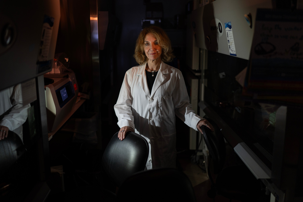CORRECTS TITLE OF KAPLAN - Dr. Mariana Kaplan, head of systemic autoimmunity research at the National Institute of Arthritis and Musculoskeletal and Skin Diseases at the National Institutes of Health, poses for a portrait in her lab, Monday, Aug. 25, 2025, in Washington. (AP Photo/David Goldman)