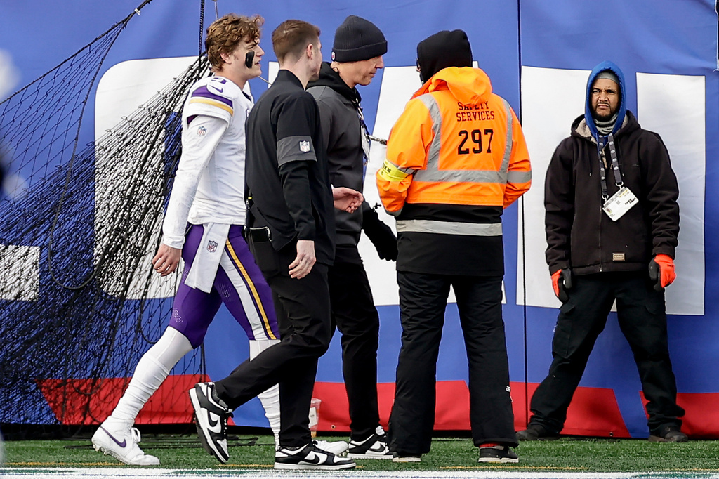 Minnesota Vikings quarterback J.J. McCarthy (9) leaves the game near the end of the first half of an NFL football game against the New York Giants, Sunday, Dec. 21, 2025, in East Rutherford, N.J. (AP Photo/Adam Hunger)