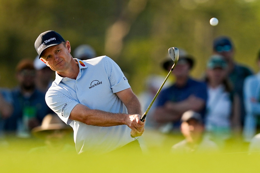 Justin Rose, of England, chips to the green on the 17th hole during the first round of the Masters golf tournament at the Augusta National Golf Club, Thursday, April 9, 2026, in Augusta, Ga. (AP Photo/Gerald Herbert)
