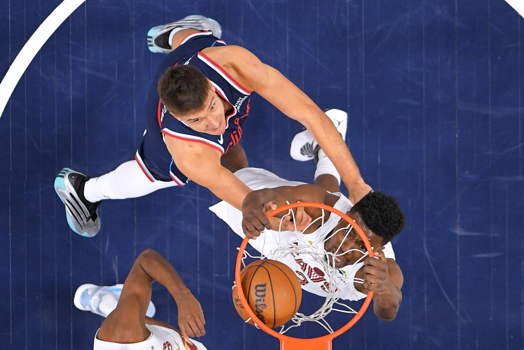 Cleveland Cavaliers center Thomas Bryant, right, dunks as Los Angeles Clippers guard Bogdan Bogdanovic defends during the first half of an NBA basketball game Wednesday, Feb. 4, 2026, in Inglewood, Calif. (AP Photo/Mark J. Terrill)