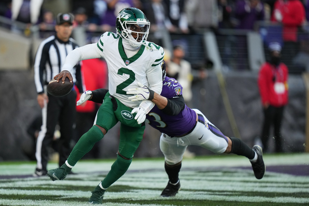 New York Jets quarterback Tyrod Taylor (2) is pressured by Baltimore Ravens linebacker Kyle Van Noy during the second half of an NFL football game, Sunday, Nov. 23, 2025, in Baltimore. (AP Photo/Stephanie Scarbrough)