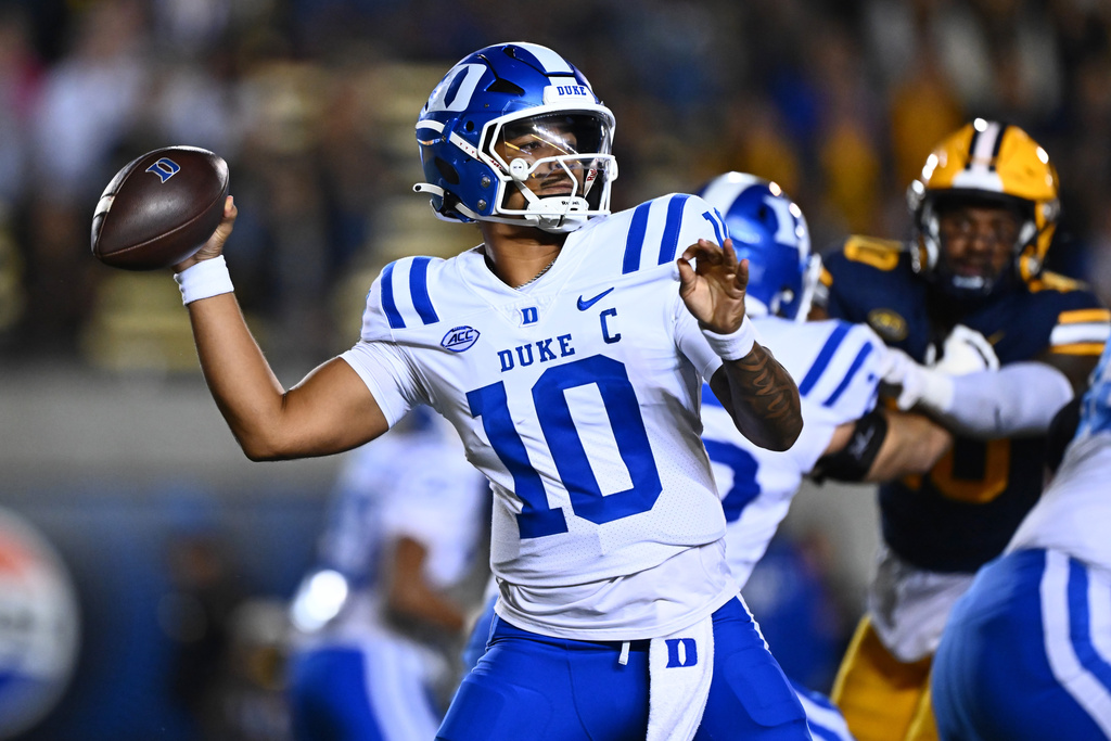 Duke Blue Devils quarterback Darian Mensah (10) looks to pass the ball in the first half of their game at Memorial Stadium in Berkeley, Calif., on Saturday, Oct. 4, 2025. (Jose Carlos Fajardo/Bay Area News Group via AP)