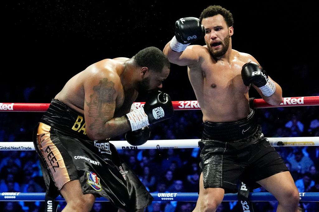 Moses Itauma, right, attempts to land a punch on Jermaine Franklin during a WBA International and WBO Inter-Continental Heavyweight bout against Jermaine Franklin, Saturday, March 28, 2026, in Manchester, England. (Nick Potts/PA via AP)