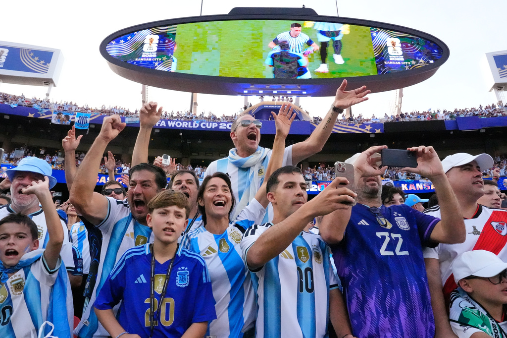 Argentinian fans react ahead of the World Cup Group J soccer match between Argentina and Algeria in Kansas City, Mo., Tuesday, June 16, 2026. (AP Photo/Charlie Riedel)