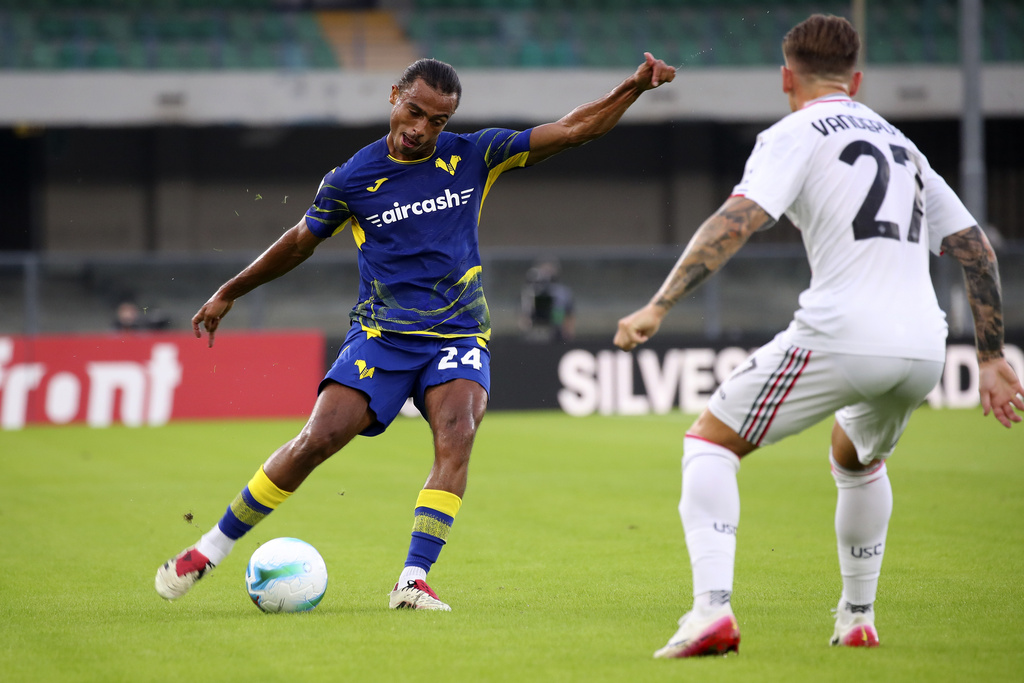 Verona's Antoine Bernede kicks the ball during the Serie A soccer match between Hellas Verona and Cremonese at the Bentegodi Stadium in Verona, Italy, Monday, Sept. 15, 2025. (Paola Garbuio/LaPresse via AP)