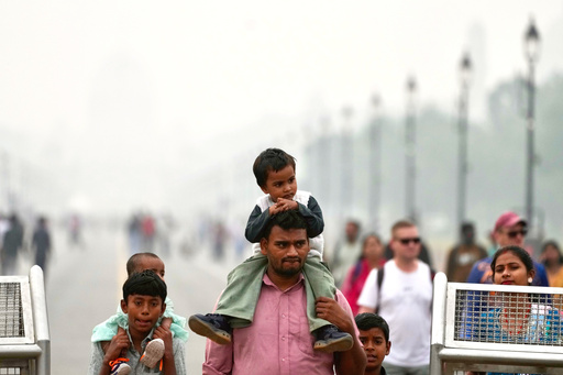 People walk on a street enveloped in smog, in New Delhi, India, Tuesday, Oct. 28, 2025. (AP Photo/Manish Swarup) People walk on a street enveloped in smog, in New Delhi, India, Tuesday, Oct. 28, 2025. (AP Photo/Manish Swarup)