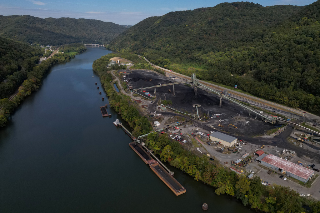 Mammoth Coal Processing Plant sits along the Kanawha River, Sept. 17, 2025, in London, W.Va. (AP Photo/Carolyn Kaster)