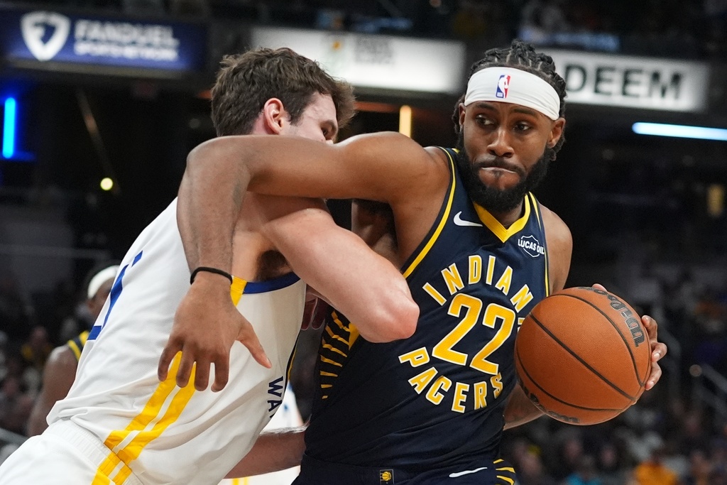 Indiana Pacers' Isaiah Jackson (22) goes to the basket against Golden State Warriors' Quinten Post (21) during the second half of an NBA basketball game, Saturday, Nov. 1, 2025, in Indianapolis. (AP Photo/Darron Cummings)
