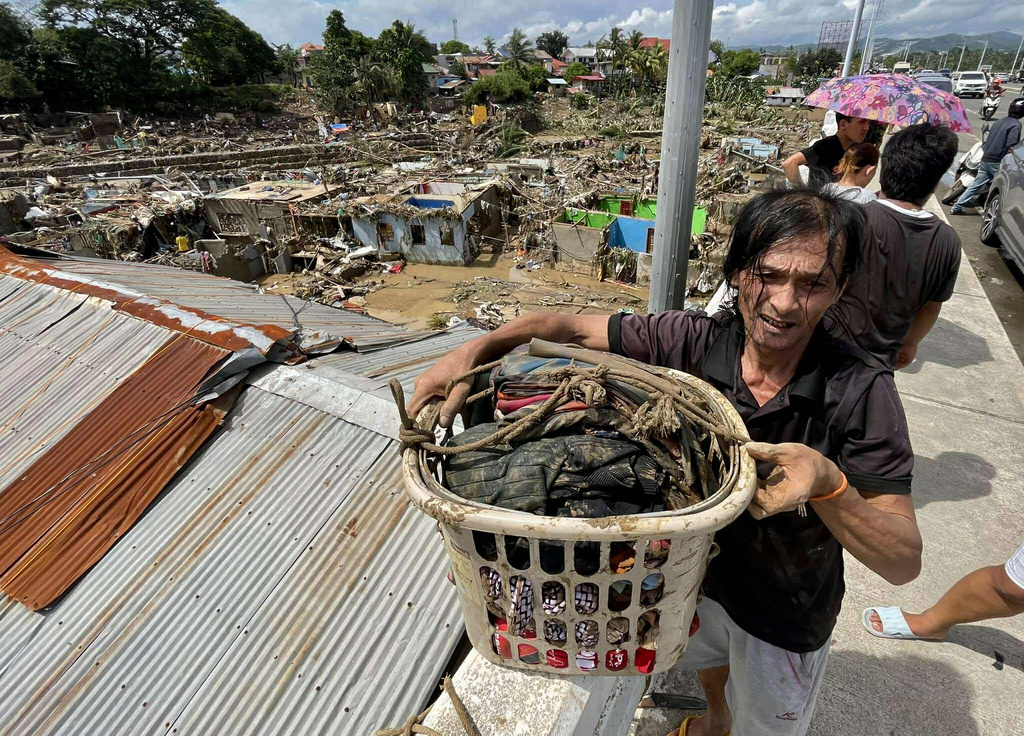 Residents try to salvage personal belongings as they return to their damaged homes after Typhoon Kalmaegi caused devastation in communities along the Mananga River in Talisay City, Cebu province, central Philippines, Wednesday, Nov. 5, 2025. (AP Photo/Jacqueline Hernandez)