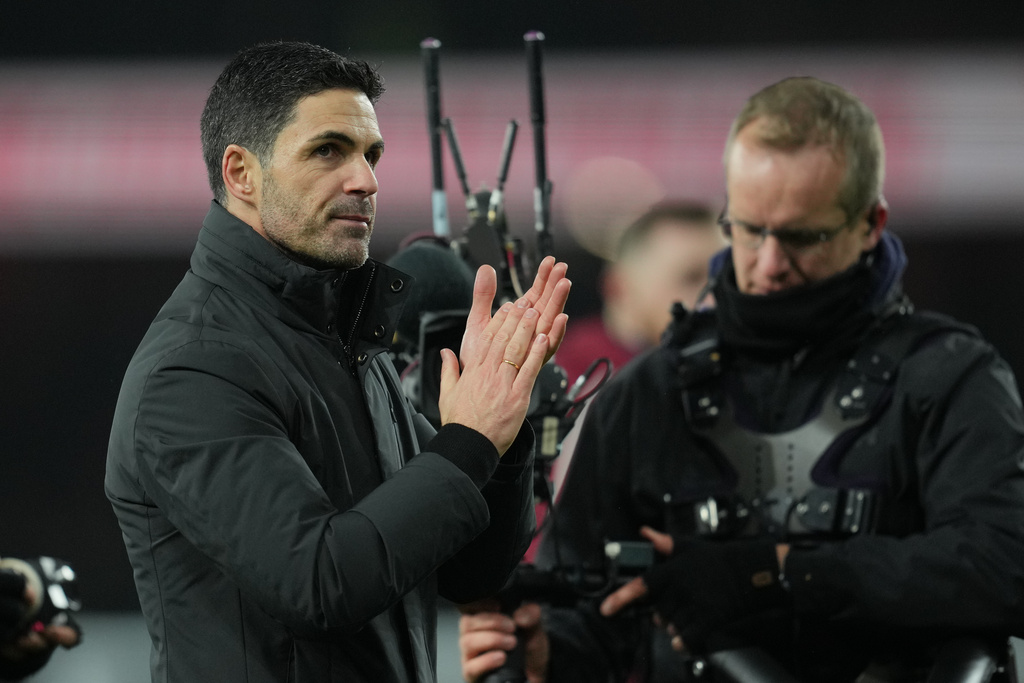 Arsenal's manager Mikel Arteta leaves the pitch after the English Football League Cup quarter-final soccer match between Arsenal and Crystal Palace in London, Tuesday, Dec. 23, 2025. (AP Photo/Kin Cheung)