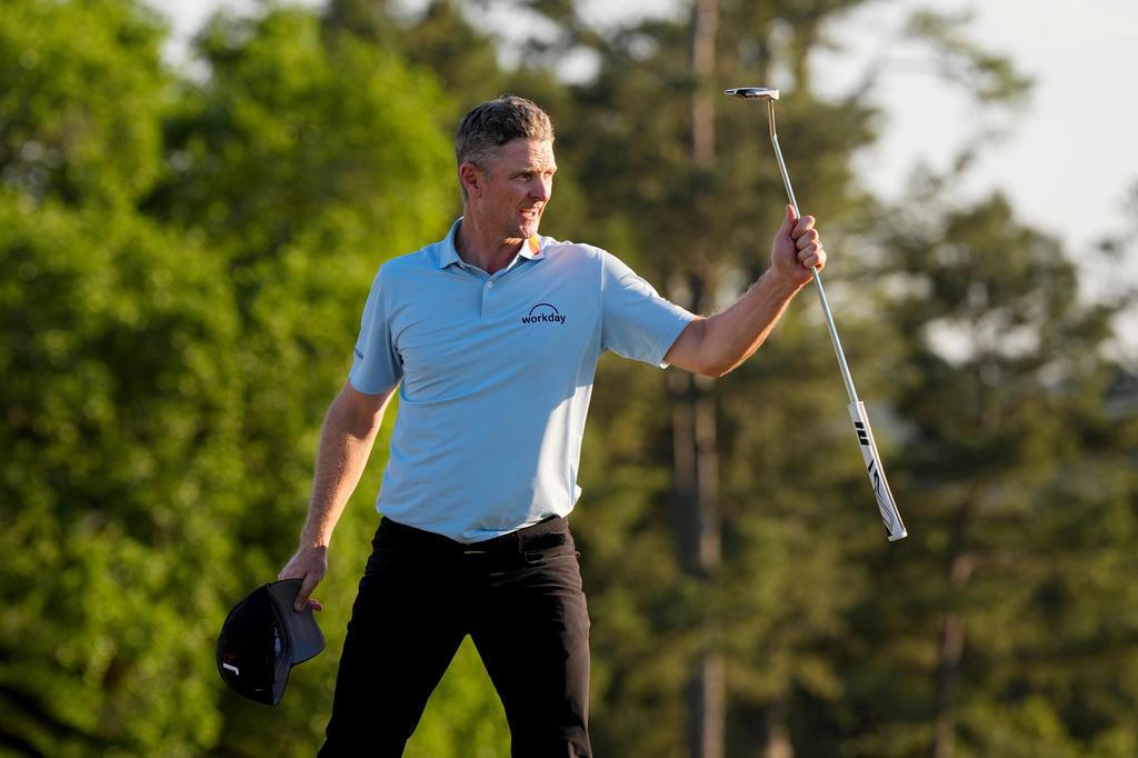 Justin Rose, of England, waves after his putt on the 18th hole during the third round of the Masters golf tournament at the Augusta National Golf Club, Saturday, April 11, 2026, in Augusta, Ga. (AP Photo/David J. Phillip)