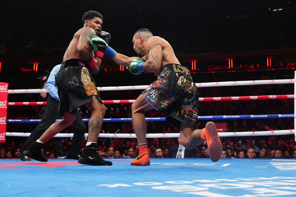 CORRECTS THE NAME TO SHAKUR, NOT SHADUR - Shakur Stevenson, left, fights Teofimo Lopez during a super lightweight title boxing match Sunday, Feb. 1, 2026, in New York. (AP Photo/Frank Franklin II)