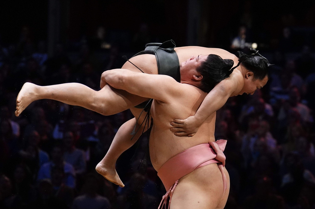 Midorifuji battles with Ura in the Makuuchi Division bout on day four of the Grand Sumo Tournament in London, Friday, Oct. 17, 2025. (Jordan Pettitt/PA via AP)