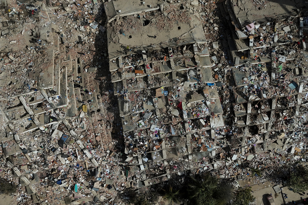 Damaged buildings are seen three days after earthquakes struck in La Guaira, Venezuela, Saturday, June 27, 2026. (AP Photo/Matias Delacroix)