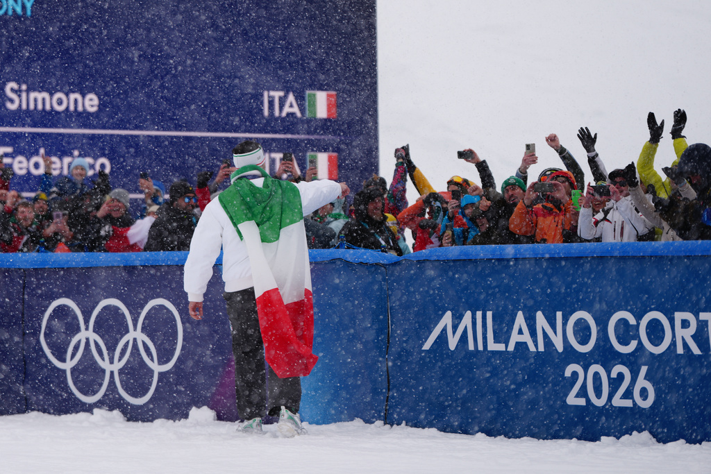 Silver medalist Italy's Federico Tomasoni (17) motions to the crowd after the men's ski cross final at the 2026 Winter Olympics, in Livigno, Italy, Saturday, Feb. 21, 2026. (AP Photo/Julia Demaree Nikhinson)
