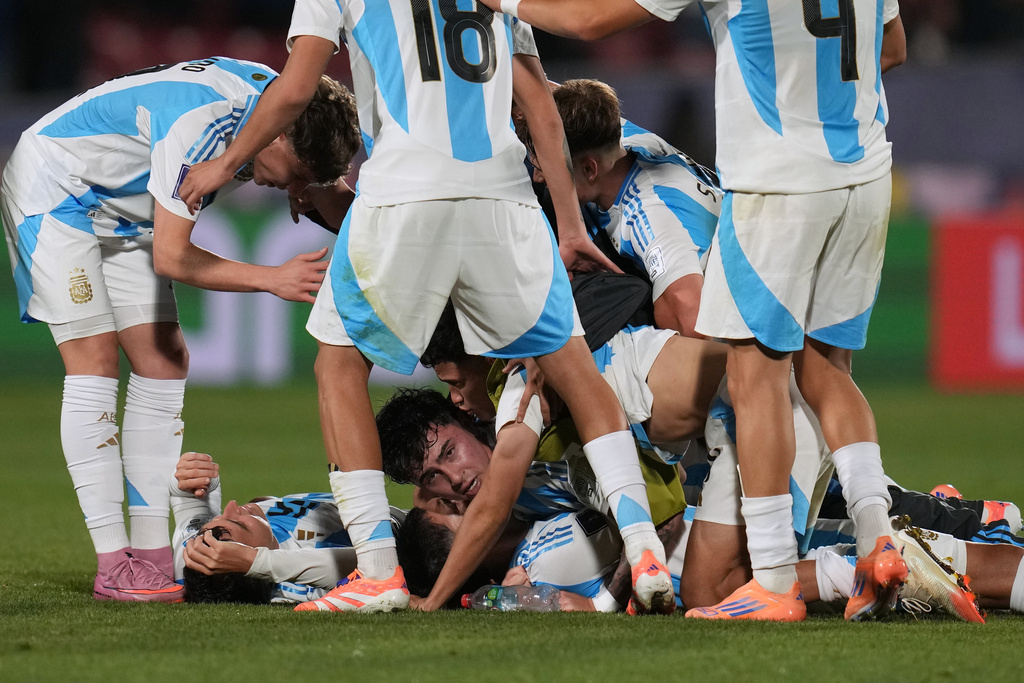 Payers of Argentina celebrate defeating Colombian 1-0 in a FIFA U-20 World Cup semifinal soccer match at National Stadium in Santiago, Chile, Wednesday, Oct. 15, 2025. (AP Photo/Esteban Felix)