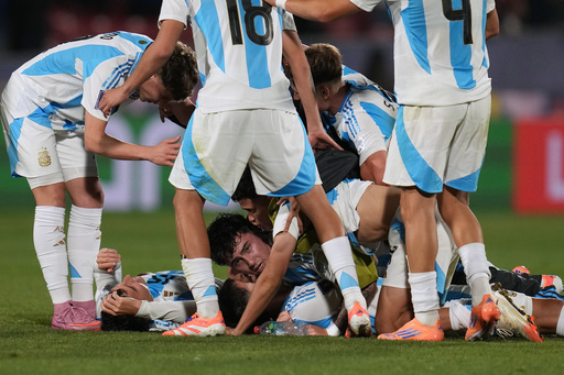 Payers of Argentina celebrate defeating Colombian 1-0 in a FIFA U-20 World Cup semifinal soccer match at National Stadium in Santiago, Chile, Wednesday, Oct. 15, 2025. (AP Photo/Esteban Felix) Payers of Argentina celebrate defeating Colombian 1-0 in a FIFA U-20 World Cup semifinal soccer match at National Stadium in Santiago, Chile, Wednesday, Oct. 15, 2025. (AP Photo/Esteban Felix)