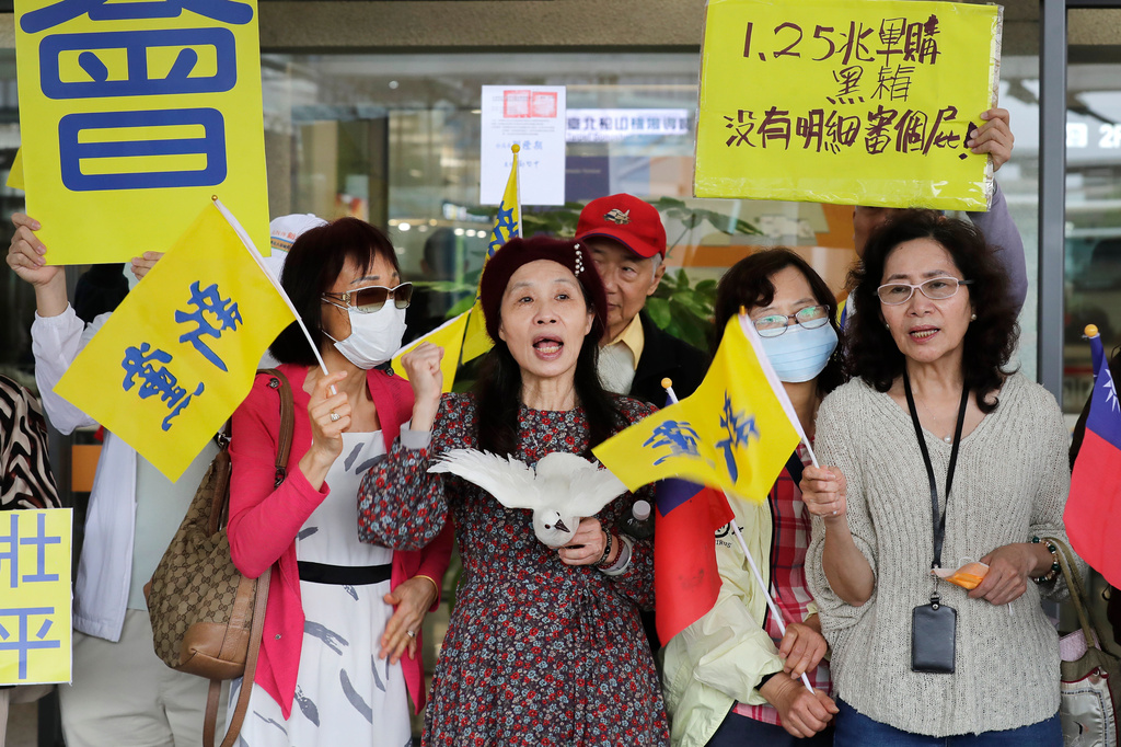 Supporters shout slogans before Taiwan's main opposition Nationalist Party, or Kuomintang (KMT) chairperson Cheng Li-wun leaves for China outside of Taipei Songshan Airport in Taipei, Taiwan, Tuesday, April 7, 2026. (AP Photo/Chiang Ying-ying)
