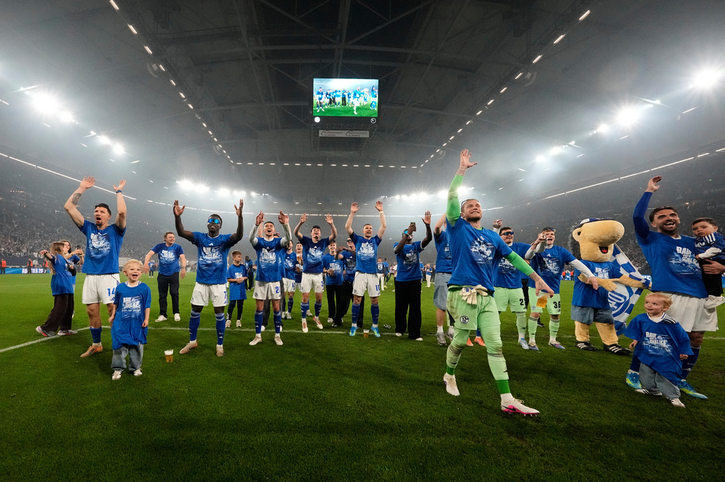 Schalke players celebrate at the end of the German Bundesliga 2 soccer match between FC Schalke 04 and Fortuna Duesseldorf in Gelsenkirchen, Germany, Saturday, May 2, 2026. (AP Photo/Martin Meissner)