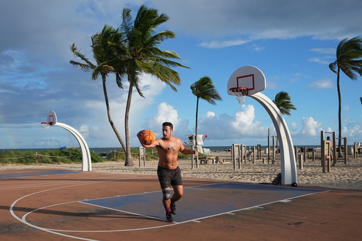 Gonzalo de Leon plays basketball at Fort Lauderdale Beach Park, the site of proposed pickleball courts as part of a new luxury development, Oct. 8, 2025, in Fort Lauderdale, Fla. (AP Photo/Lynne Sladky) Gonzalo de Leon plays basketball at Fort Lauderdale Beach Park, the site of proposed pickleball courts as part of a new luxury development, Oct. 8, 2025, in Fort Lauderdale, Fla. (AP Photo/Lynne Sladky)