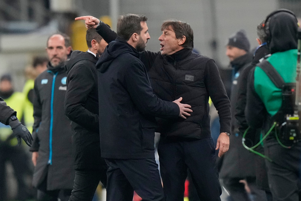 Napoli's head coach Antonio Conte, right, reacts after receiving the red card during the Serie A soccer match between Inter Milan and Napoli in Milan, Italy, Sunday, Jan. 11, 2026. (AP Photo/Luca Bruno)