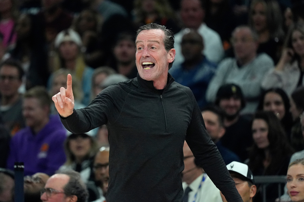 Cleveland Cavaliers head coach Kenny Atkinson argues with officials after getting a technical foul during the first half of an NBA basketball game against the Phoenix Suns Friday, Jan. 30, 2026, in Phoenix. (AP Photo/Ross D. Franklin)