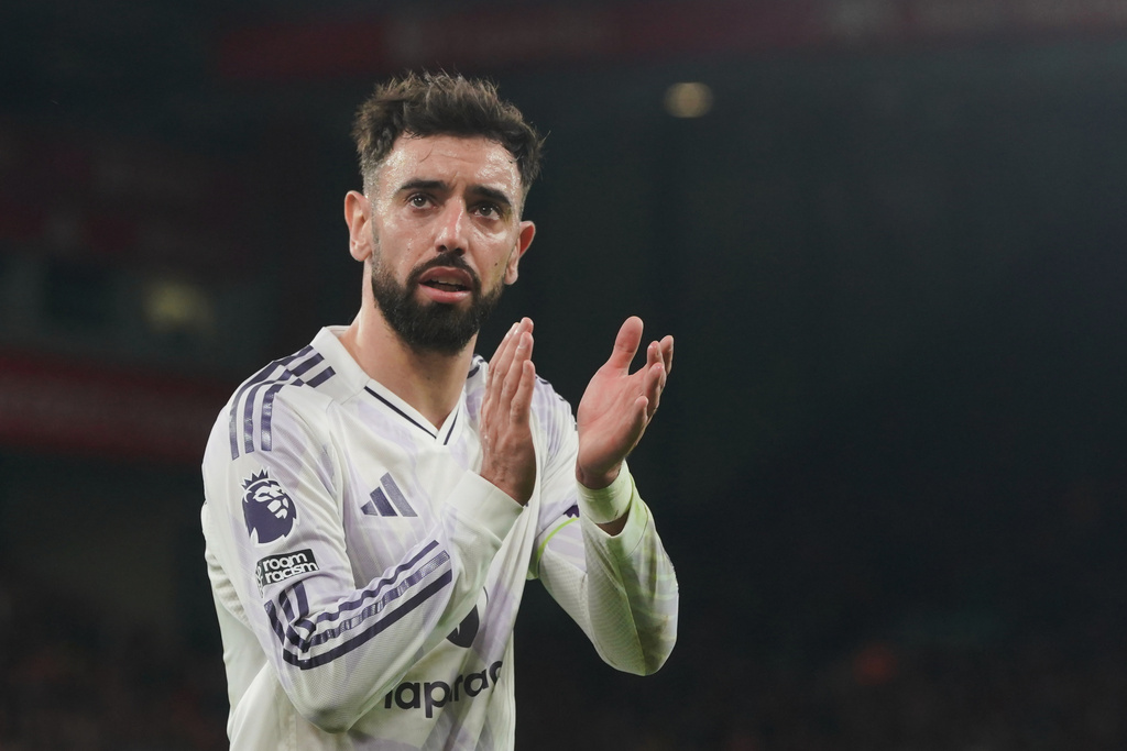 Manchester United's Bruno Fernandes applauds fans during the English Premier League soccer match between Liverpool and Manchester United in Liverpool, England, Sunday, Oct. 19, 2025. (AP Photo/Ian Hodgson)