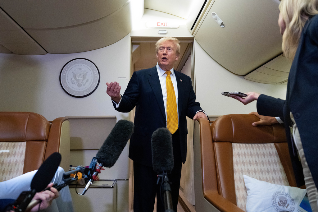 El presidente Donald Trump habla con reporteros a bordo del Air Force One tras aterrizar en la base de la Fuerza Aérea de Estados Unidos en RAF Mildenhall, en Suffolk, en el este de Inglaterra, el miércoles 8 de julio de 2026. (AP Foto/Alex Brandon)