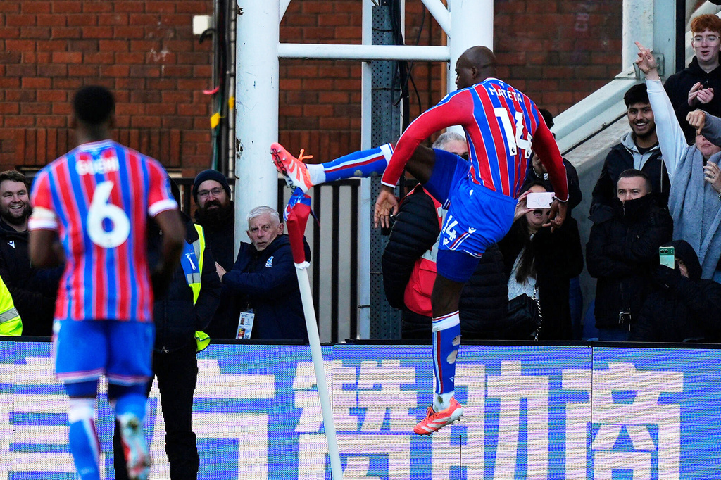 Crystal Palace's Jean-Philippe Mateta celebrates scoring during the English Premier League soccer match between Crystal Palace and Manchester United in London, Sunday Nov. 30, 2025. (Jordan Pettitt/PA via AP)