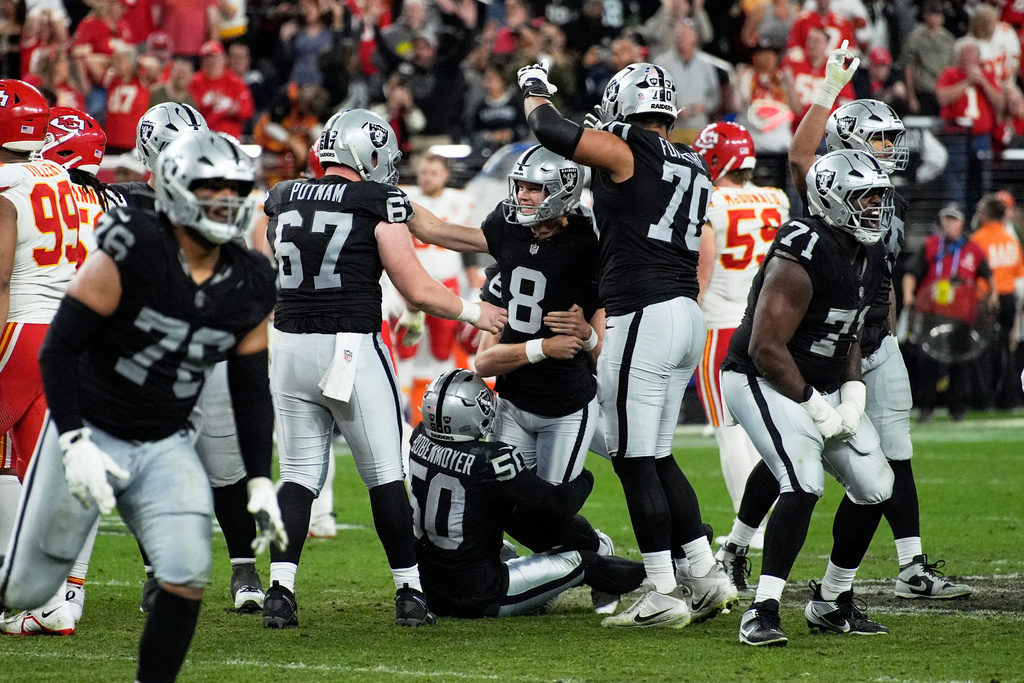 Las Vegas Raiders kicker Daniel Carlson (8) is congratulated by teammates after making a 60-yard field goal during the second half of an NFL football game against the Kansas City Chiefs Sunday, Jan. 4, 2026, in Las Vegas. (AP Photo/John Locher)