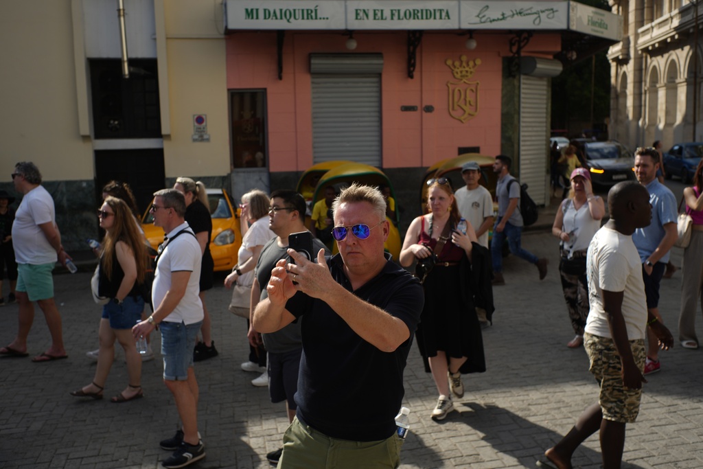 Tourists traverse a street in Havana, Monday, Jan. 26, 2026. (AP Photo/Ramon Espinosa)