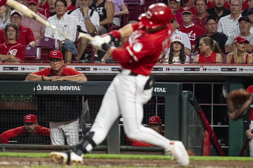 Cincinnati Reds manager Terry Francona watches as TJ Friedl (29) breaks his bat while connecting with a pitch in the third inning of a baseball game against the Chicago Cubs, Thursday, Sept. 18, 2025, in Cincinnati. (AP Photo/Michael Swensen)