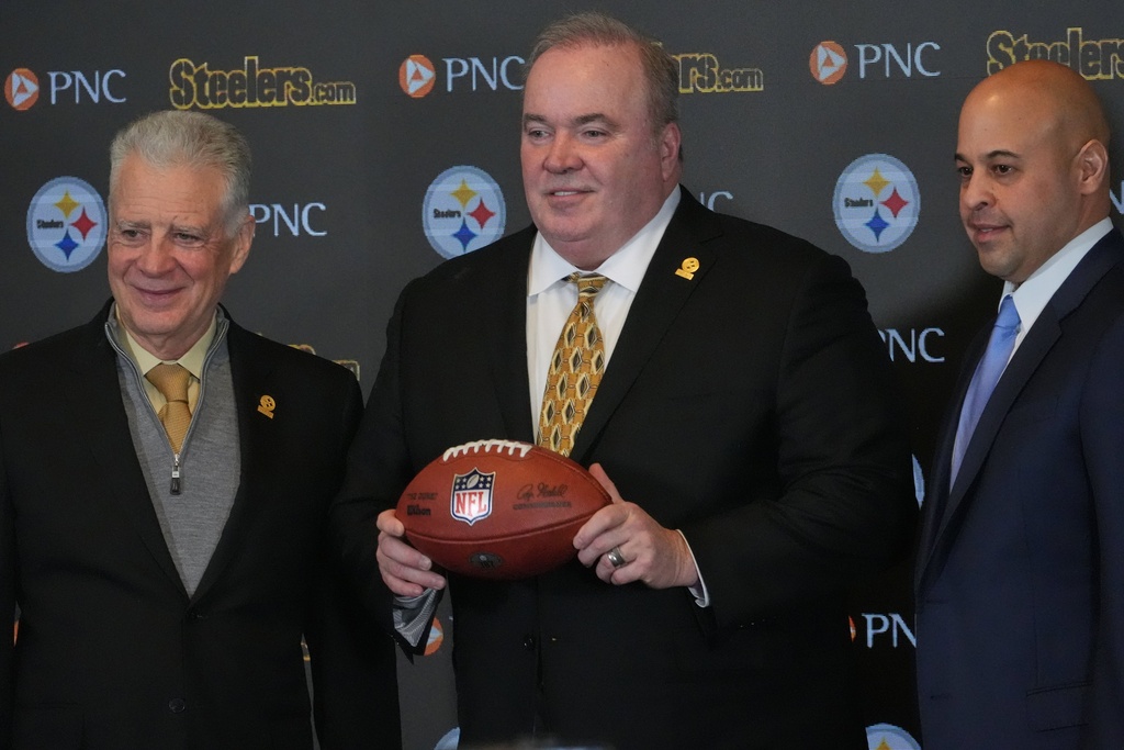 Mike McCarthy, center, poses for a photo, after being introduced as the new head coach of the Pittsburgh Steelers by team owner Art Rooney II, left, and general manager Omar Khan, right, in Pittsburgh Tuesday, Jan. 27, 2026. (AP Photo/Gene J. Puskar)