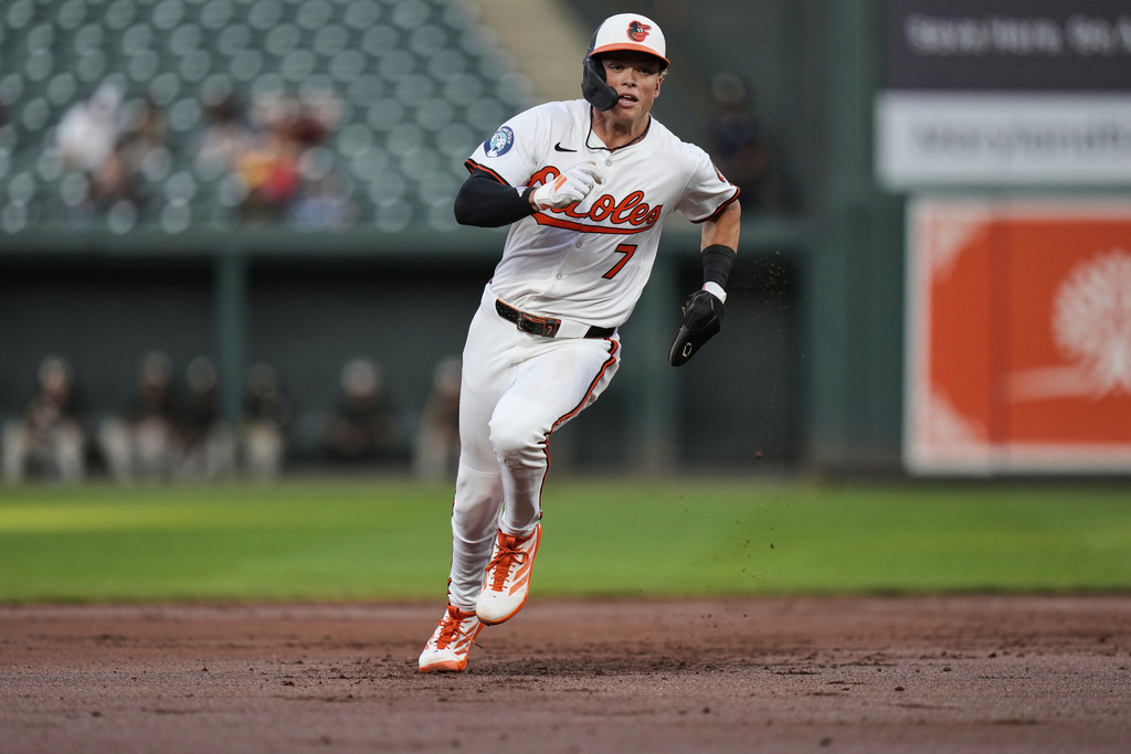 Baltimore Orioles' Jackson Holliday (7) advances toward third base on a single hit by Jeremiah Jackson during the first inning of a baseball game against the Pittsburgh Pirates, Tuesday, Sept. 9, 2025, in Baltimore. (AP Photo/Stephanie Scarbrough)