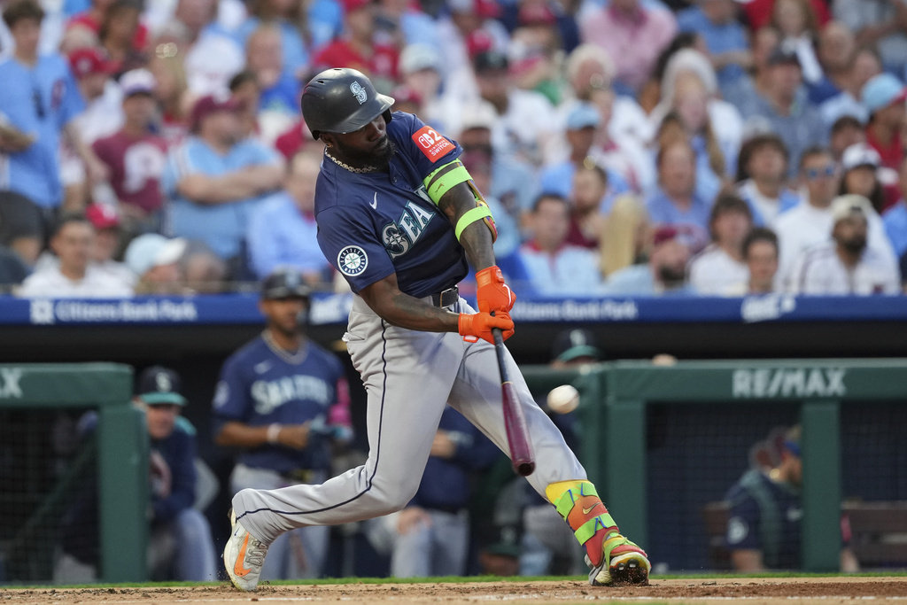 Seattle Mariners' Randy Arozarena hits a run-scoring double against Philadelphia Phillies pitcher Cristopher Sánchez during the third inning of a baseball game Tuesday, Aug. 19, 2025, in Philadelphia. (AP Photo/Matt Slocum)