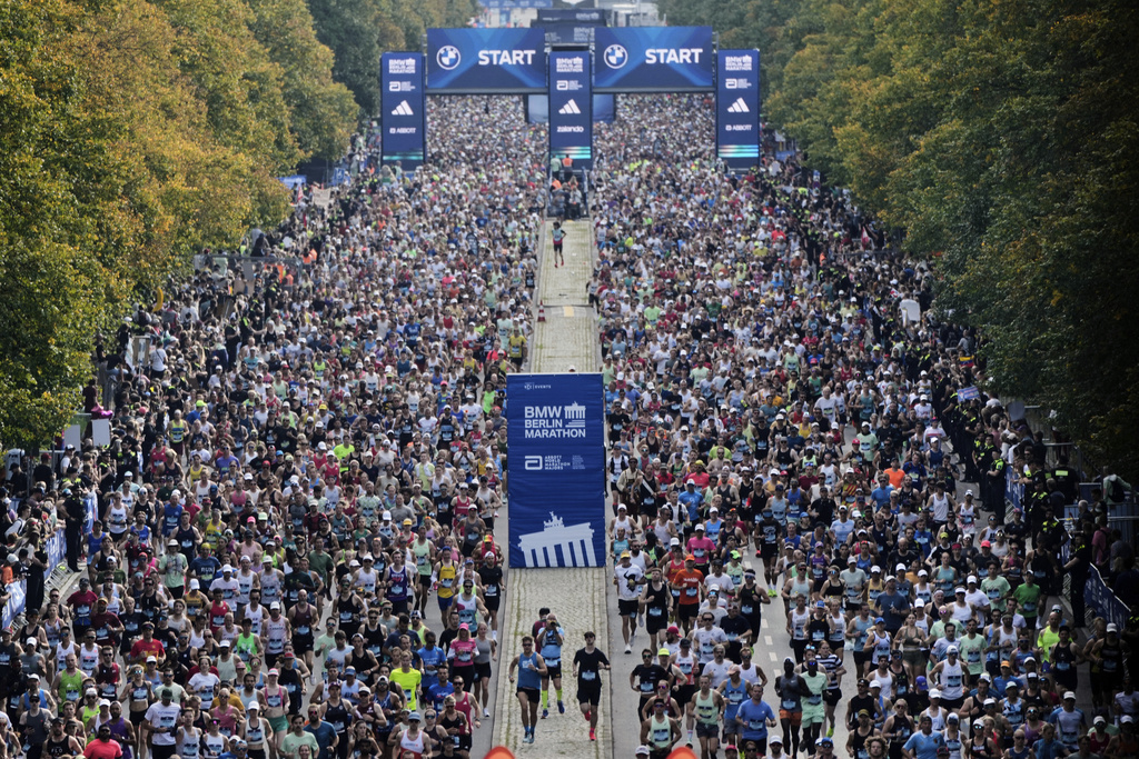 Competitors start in the Berlin Marathon in Berlin, Germany, Sunday, Sept.21, 2025. (AP Photo/Markus Schreiber)