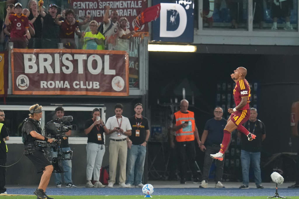 Roma's Donyell Malen celebrates after scoring during the Italian Serie A soccer match between Roma and Fiorentina, in Rome, Monday, Aug. 24, 2026. (AP Photo/Gregorio Borgia)
