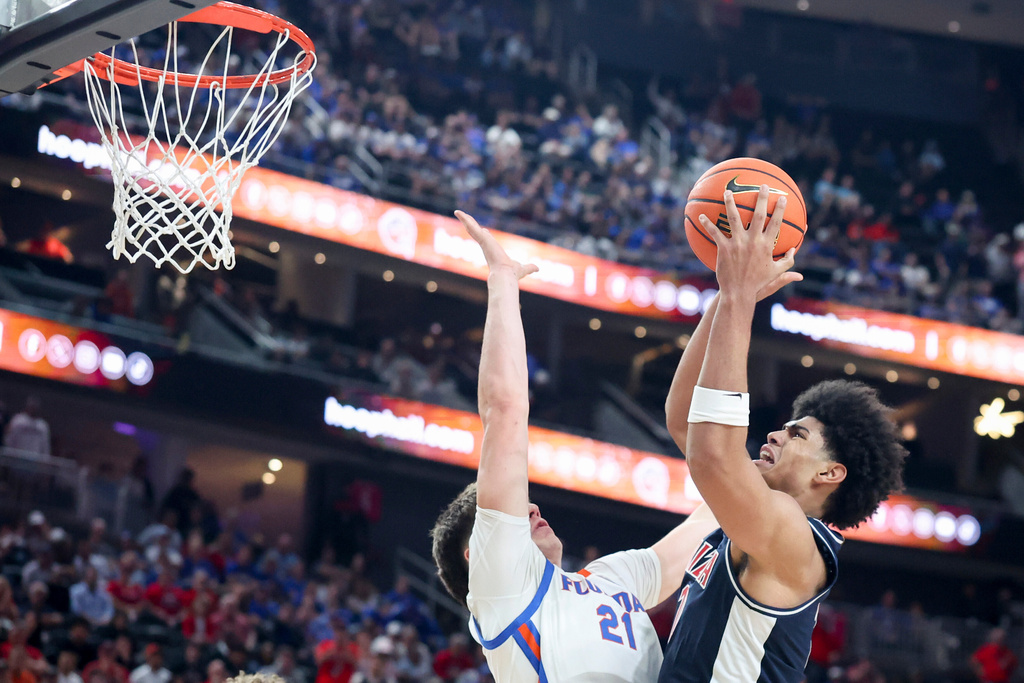 Arizona forward Koa Peat (10) shoots against Florida forward Alex Condon (21) during the second half of an NCAA college basketball game, Monday, Nov. 3, 2025, in Las Vegas. (AP Photo/Ian Maule)
