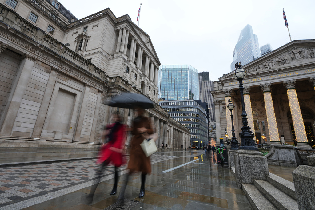 Pedestrians pass the Bank of England in London, a the Monetary Policy Committee (MPC) will publish their decision on interest rates, Thursday, Dec. 18, 2025. (AP Photo/Kirsty Wigglesworth)