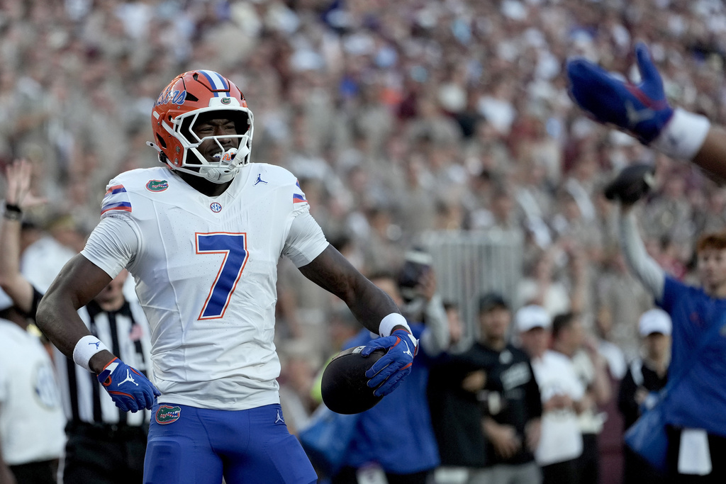 Florida tight end Amir Jackson (7) reacts after scoring a touchdown against Texas A&M during the first half of an NCAA college football game Saturday, Oct. 11, 2025, in College Station, Texas. (AP Photo/Sam Craft)