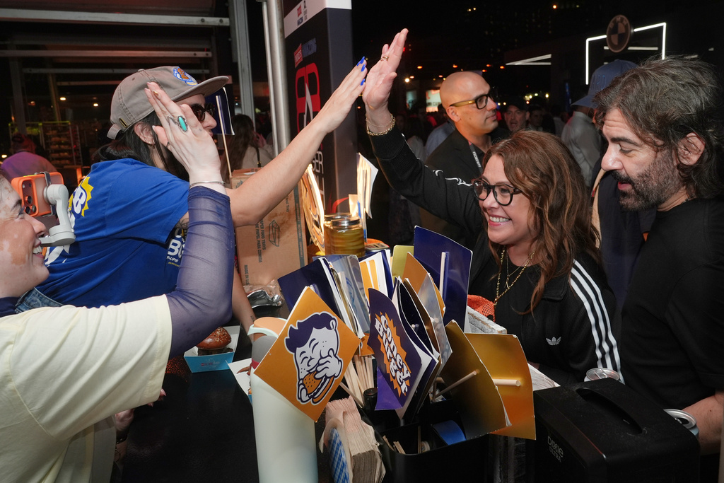 Professional cook Rachel Ray congratulates the staff at Coney Burger during the Burger Bash at the South Beach Wine and Food Festival Friday, Feb. 20, 2026, in Miami Beach, Fla. (AP Photo/Marta Lavandier)