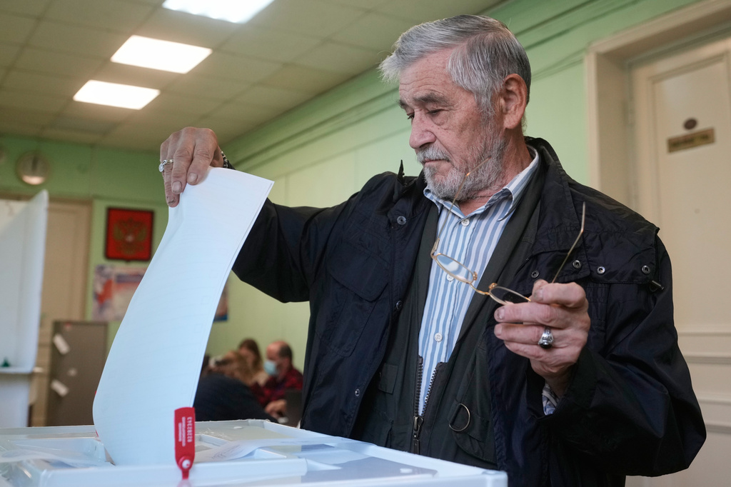 A voter casts a ballot in the parliamentary election in Moscow, Sunday, Sept. 20, 2026. (AP Photo/Pavel Bednyakov)